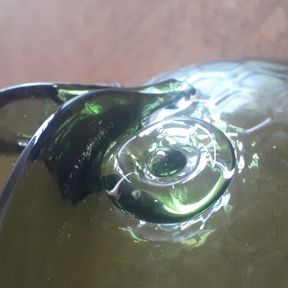 Honeycomb pattern owl green glass vase. - Picture 11 of 12